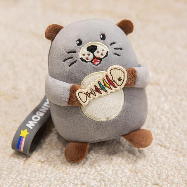 Yiran Health & Beauty Cartoon Otter der Fisch umarmt Figur, Plüschtier, Grau-Braun, 12cm - Bild 1