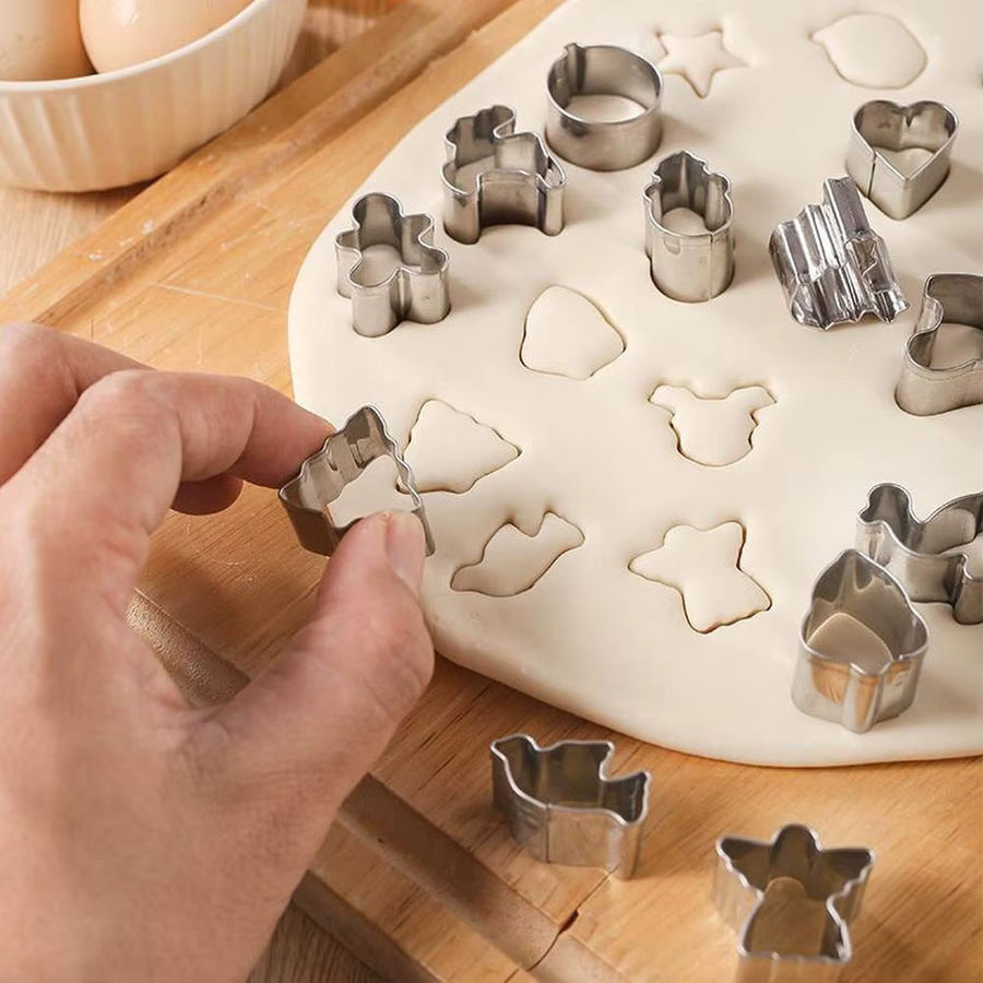 20er Set Edelstahl Cookie Cutter in Silber für Weihnachts-Motive wie Hirsch und Schneemann zur Gestaltung von Lebkuchen und Fondant - Bild 3