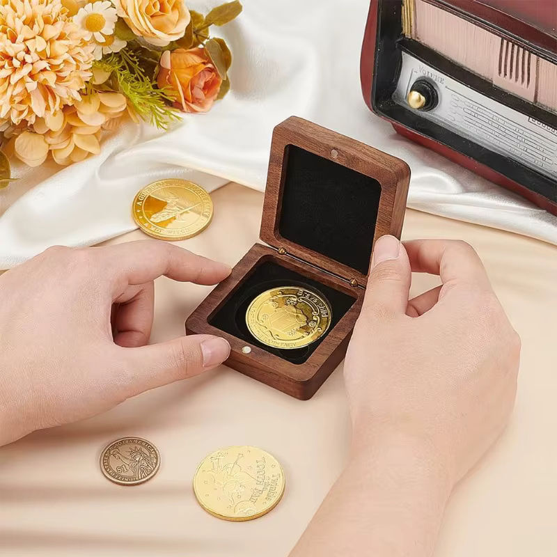 Holz-Münzpräsentationsbox mit schwarzem Samt-Inlay für 40 mm Münzen in Braun und Schwarz - Bild 3