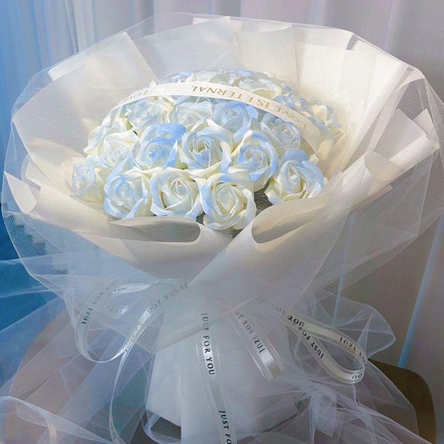 Eisblaues Rosenseifenblumen-Bouquet in der Farbe Blau als romantisches Valentinstagsgeschenk für Paare - Bild 1