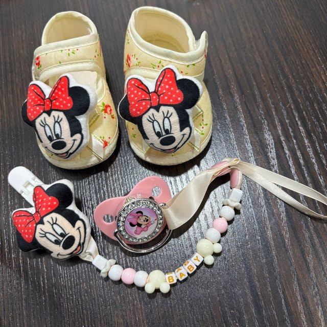 Disney Kawaii Baby-Set mit Schnuller, Schnullerhalter und Babyschuhen in Multicolour mit Cartoon-Print - Bild 1
