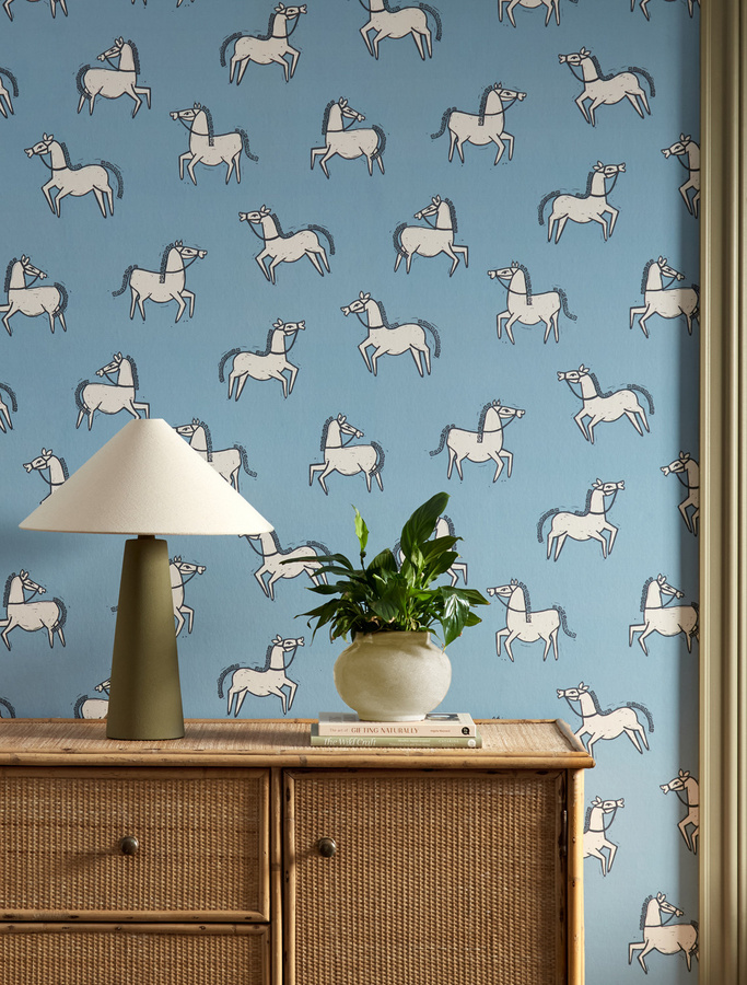 Scion Tapete Canter in Denim Blue mit Animal Print im Mid-Century Stil als Vlies-Tapete - Bild 1