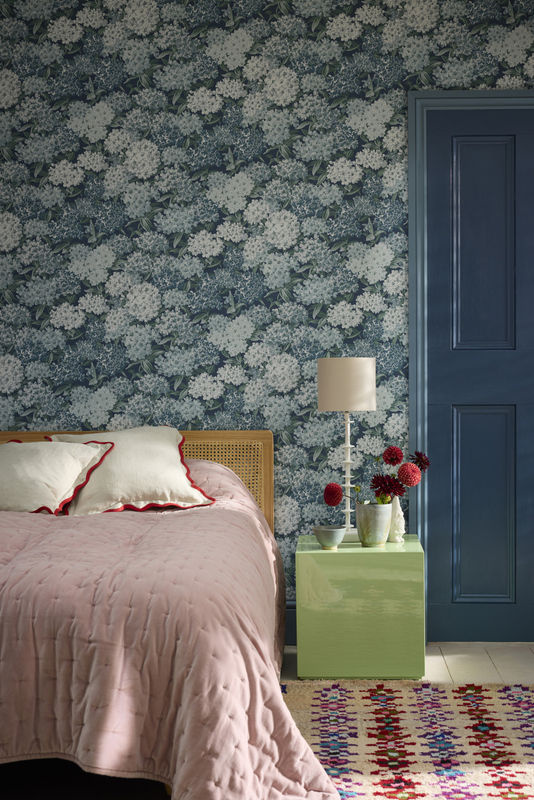 Little Greene Tapete Rhododendron Walk in Hicks Blue mit floralem Naturmotiv als Vlies-Tapete - Bild 3