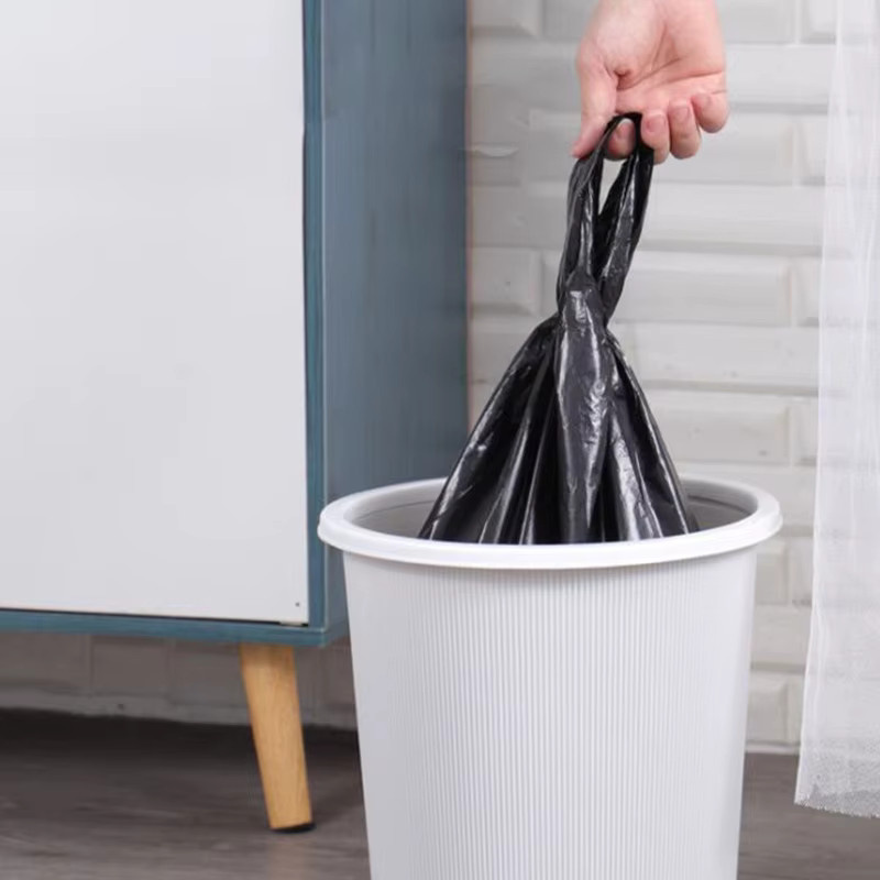 Einweg Müllbeutel aus Kunststoff mit Griff in Schwarz für Haushalt und Reinigung - Bild 6