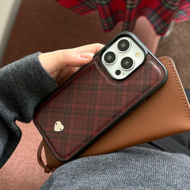 Handyhülle mit Retro-Gittermuster und Herz-Design in Dunkelrot für iPhone 12, 13, 14, 15 und 16 Pro Max - Bild 1