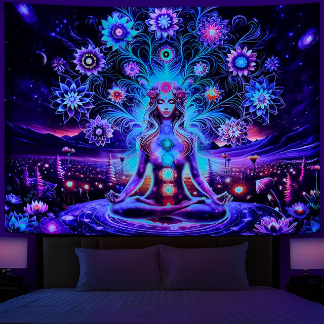 VIKAMA 7 Chakra Meditations-Göttin Wandteppich, Schwarzlicht-reaktiver Boho Wandbehang in Schwarz und Multicolour für Yoga-Studio und Wohnzimmer - Bild 1