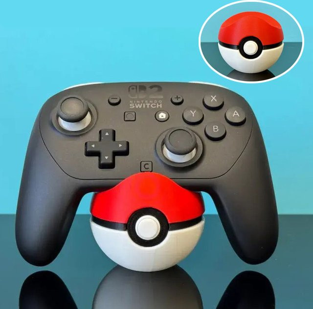 Bandai Pokemon Poke Ball Universal Gamepad Halterung für PS5, Xbox und Nintendo Switch Pro Controller, Multicolor - Bild 1
