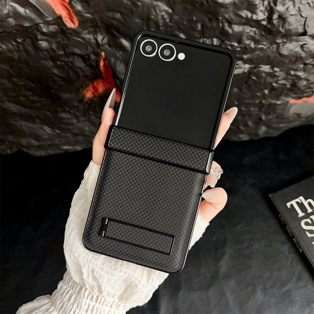 Stoßfeste Leder-Handyhülle mit integriertem Ständer und Scharnierschutz für Samsung Galaxy Z Flip 7 FE, Flip 6, 5, 4, 3 in Schwarz - Bild 1