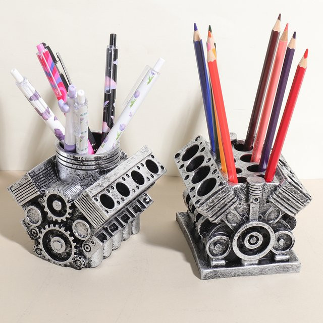 V8 Automotor Modell Stifthalter aus Metall in Silber als kreative Schreibtisch-Dekoration - Bild 1