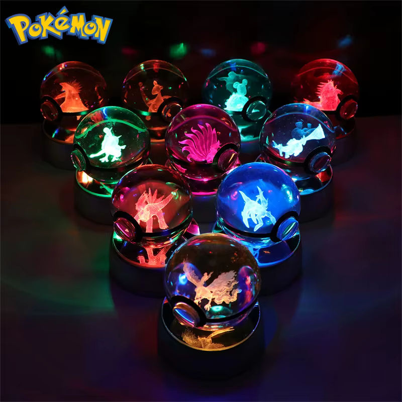 Pokemon 3D Kristallkugel mit LED-Lichtbasis und verschiedenen Figuren wie Butterfree, Cubone oder Lucario, mehrfarbig - Bild 2