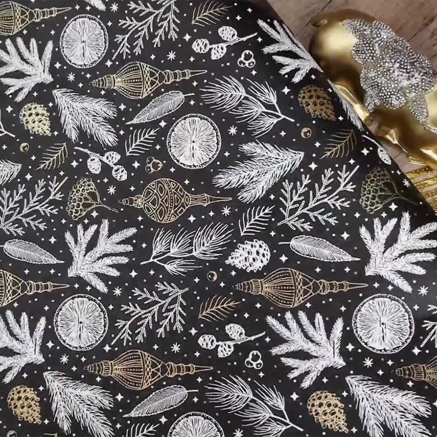 Luxuriöses Geschenkpapier Rolle mit weißen Kiefernzweigen und goldenen Ornamenten in Dunkelgrau und Schwarz - Bild 2