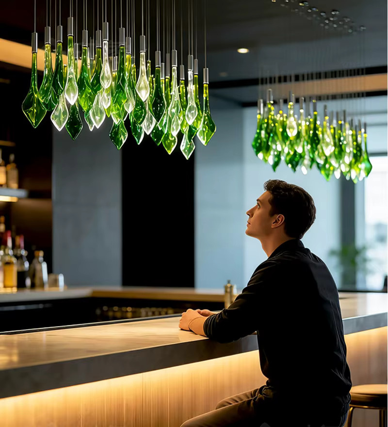 Moderne dimmbare Pendelleuchte aus grünem Glas mit silberner Hardware für eine stilvolle Deckenbeleuchtung - Bild 3