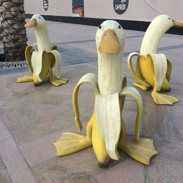 Lustige Bananen-Entenfigur als Kunststatue in Gelb für Garten, Hof und Desktop-Dekoration - Bild 1