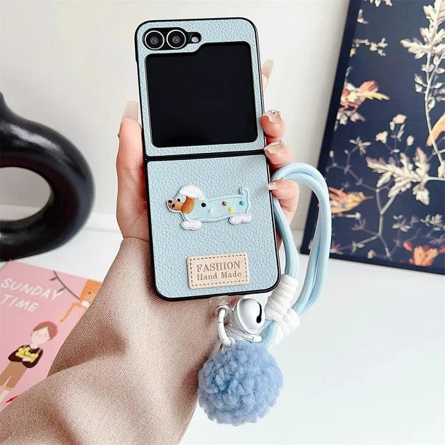 Stoßfeste Leder-Handyhülle mit Cartoon-Handschlaufe für Samsung Galaxy Z Flip 6 5G, 5, 4, 3 in Blau - Bild 1