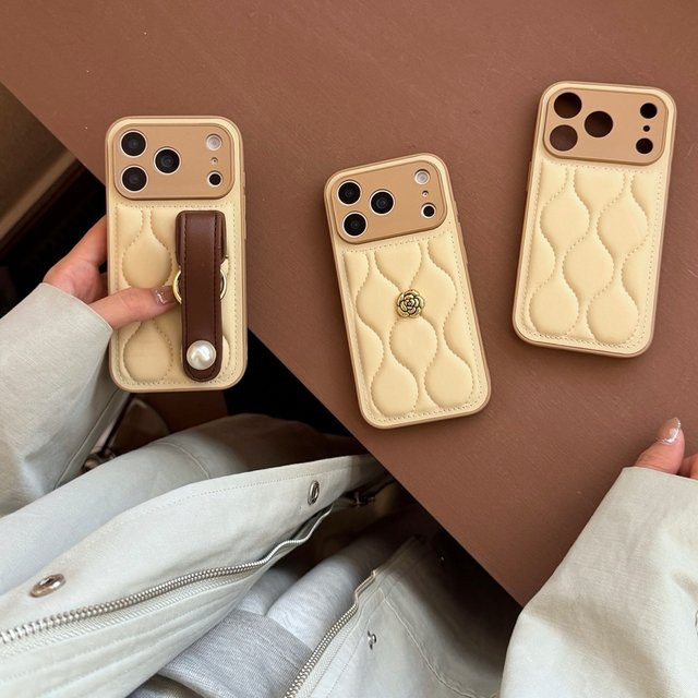 Stilvolle Handyhülle mit Wasserwellenmuster und Blumen-Perlen-Armband für iPhone 17, iPhone 16 und iPhone 15 Pro Max in Beige - Bild 1