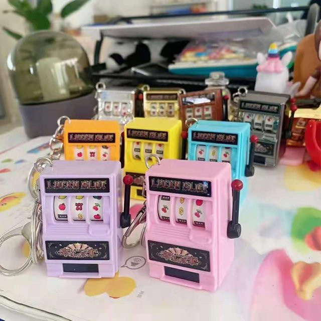 TrendVibeCN Schlüsselanhänger Mini-Frucht-Spielautomat, Schwarz, Unisex - Bild 1