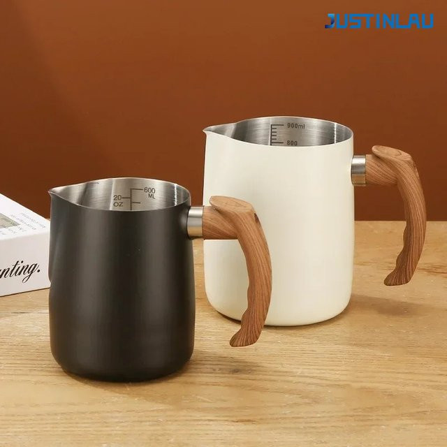 JUSTINLAU Milchkännchen aus 304 Edelstahl mit Holzgriff und Skala in Schwarz für Latte Art und Kaffee-Zubehör - Bild 1