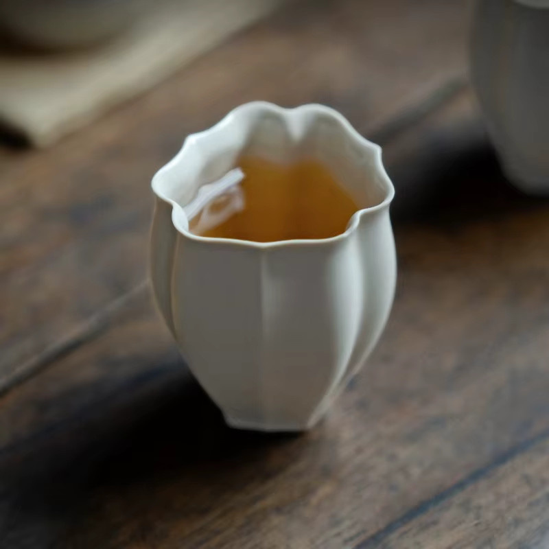 Weiße Keramik-Teetasse im antiken Lotus-Design für deine Teezeremonie - Bild 4