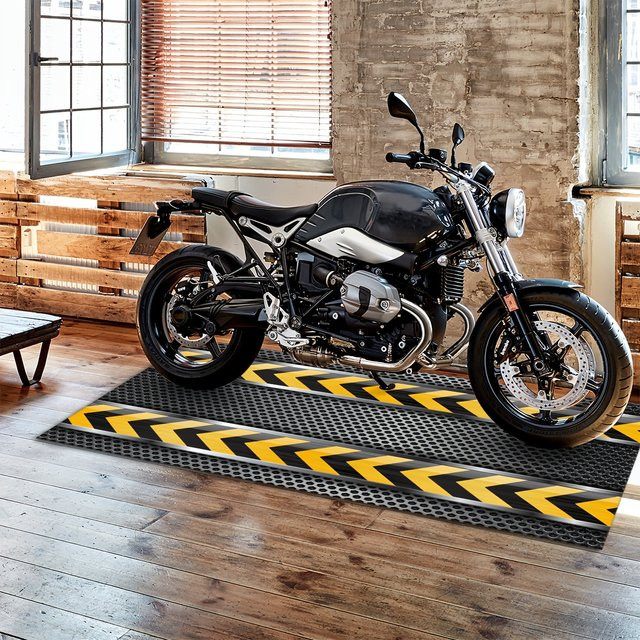 VIKAMA Wabenmuster-Teppich in Gelb mit Metallfinish und Doppel-Pfeil-Design als Ausstellungsmatte für Rennmotorräder und Fahrräder - Bild 1