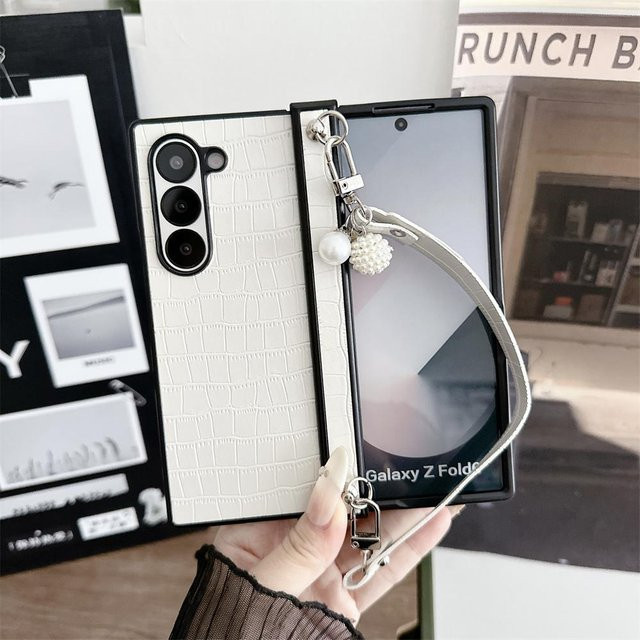 Samsung Galaxy Z Fold 7 6 5 Lederhülle mit Krokodil-Prägung, Scharnierschutz und Handgelenkschlaufe in Weiß - Bild 1