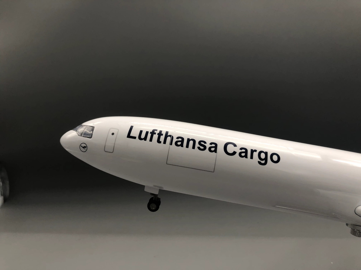 ZOCO Lufthansa Cargo MD-11 Flugzeugmodell, mit Holzsockel - Bild 2