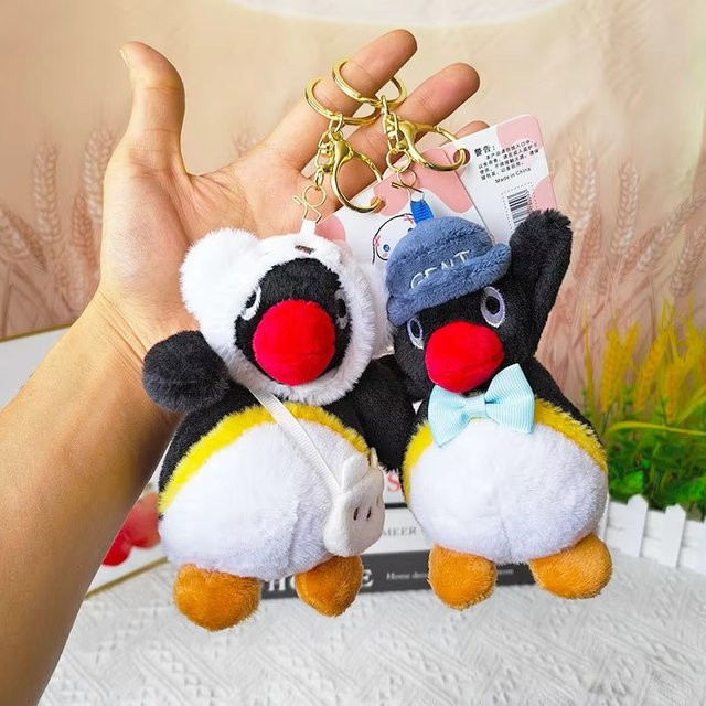 TAKARA TOMY Plüsch-Pinguin-Schlüsselanhänger, 15 cm, bunt - Bild 1