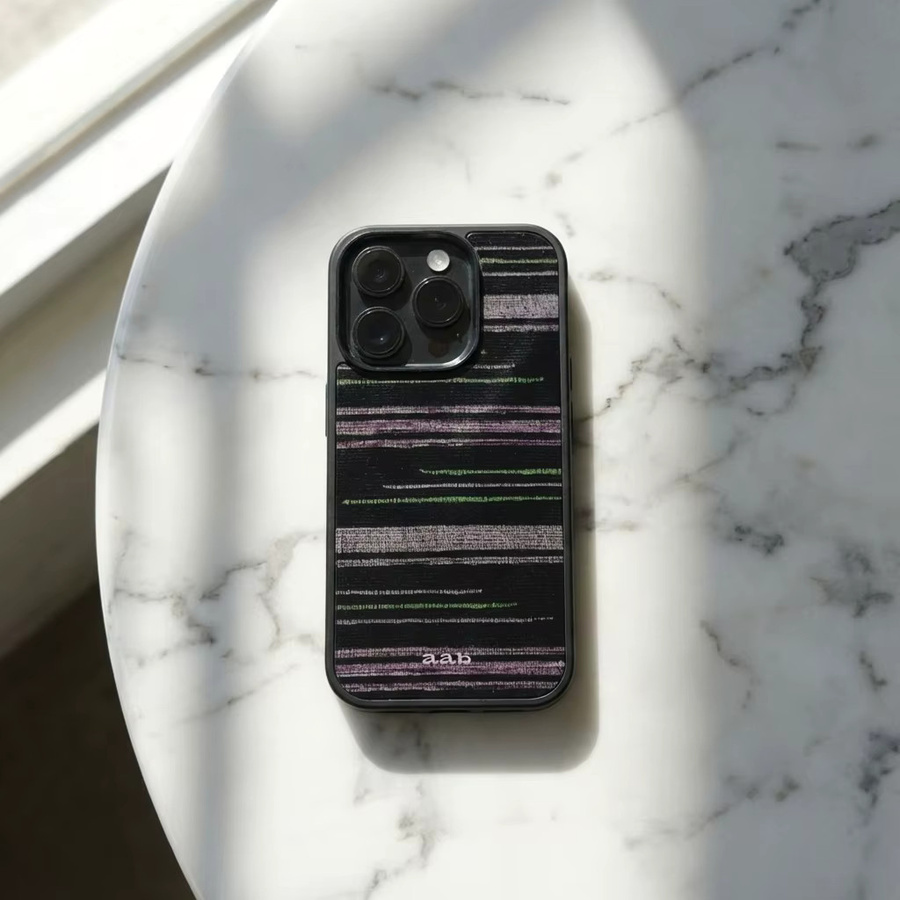 DecoPhone Handyhülle Rissiger Stoff mit violett-grünem Patchwork-Design und schwarzem stoßfestem Rand für iPhone 17, 16, 15, 14 Pro Max - Bild 5