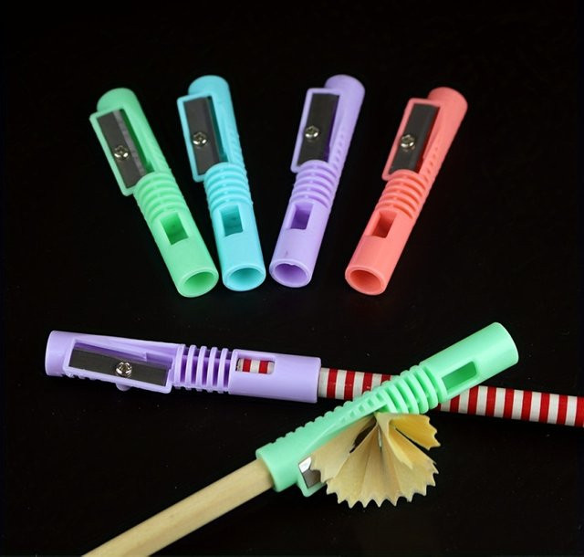 Einloch-Bleistiftspitzer in Pfeifenform mit Stiftverlängerungsfunktion in Macaron-Farben (Grün/Mehrfarbig) - Bild 1
