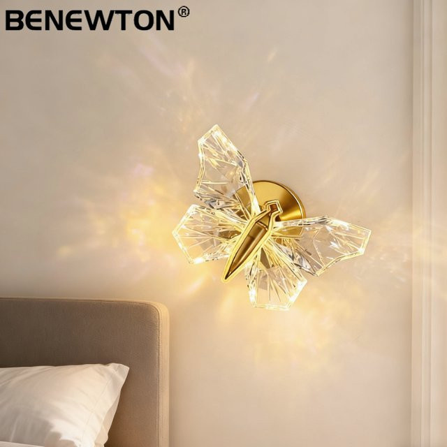 LED Butterfly Wandleuchte mit 360 Grad Rotation in Gold/Messing, moderne Nordic Nachtleuchte aus Glas und Kristall für Schlafzimmer, Wohnzimmer und Flur - Bild 1