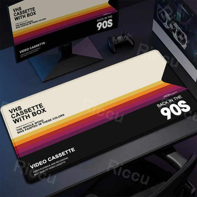 Riccu XXL Mauspad im Retro-VHS-Design, rutschfeste Schreibtischunterlage für Gamer und Computer, B/T: 90 x 40 cm, Multicolour - Bild 1