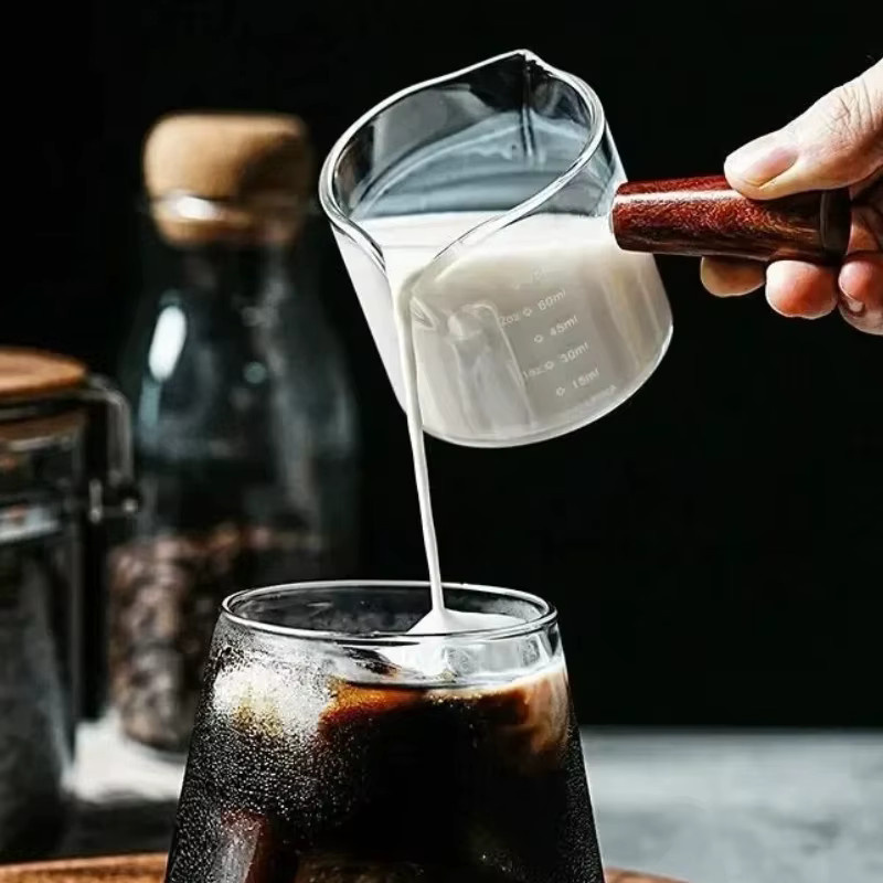 Glas Messbecher mit Holzgriff in Transparent für Milch und Kaffee - Bild 2