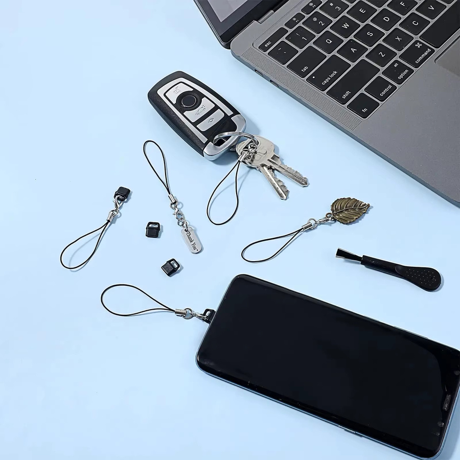 6er Set staubdichte USB-C Stecker Abdeckungen in Schwarz und Weiß inklusive Reinigungsbürste und Lanyards zur Pflege von Mobiltelefonen und Computern - Bild 1