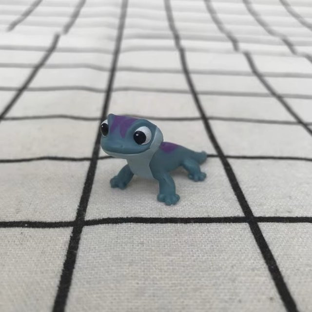 Hasbro Die Eiskönigin Bruni Puppe Salamander, mit Zubehör - Bild 1