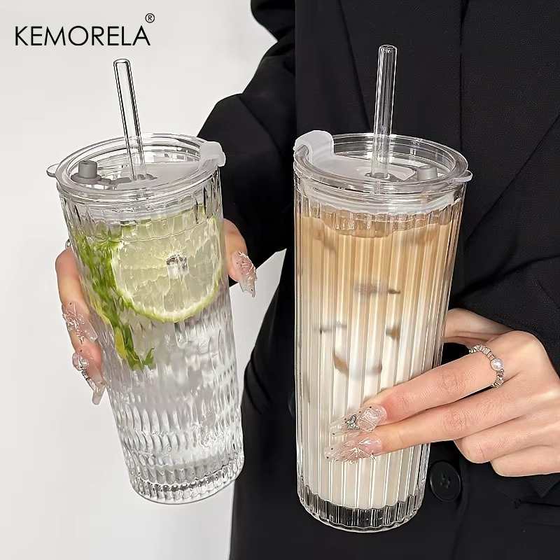 KEMORELA Kristallgitter-Glasbecher mit Strohhalm und Deckel in Transparent mit Streifenstruktur - Bild 1