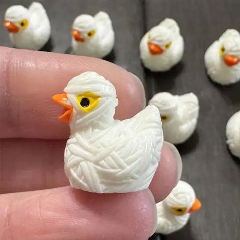 Miniatur Mumien-Enten Figuren aus Kunstharz in Weiß für Halloween Dekoration und DIY Micro Landschaften - Bild 1