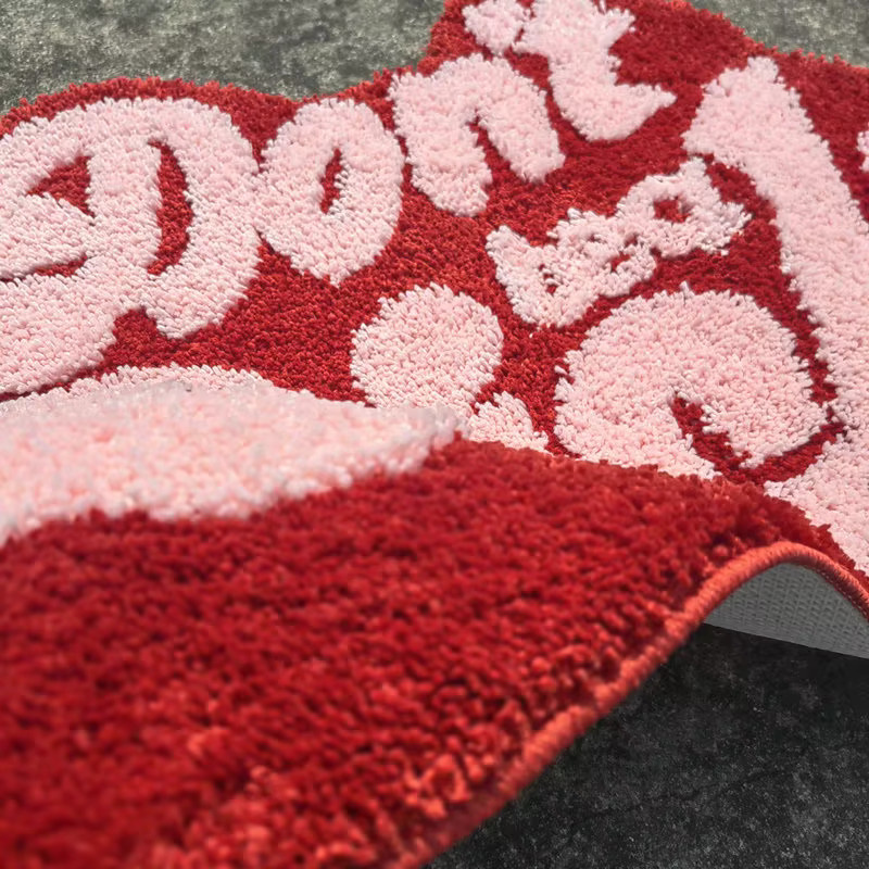 Handgefertigter Tufting Teppich von Hoodak in Rot mit abstraktem Design für Wohnzimmer, Schlafzimmer oder Badezimmer - Bild 2
