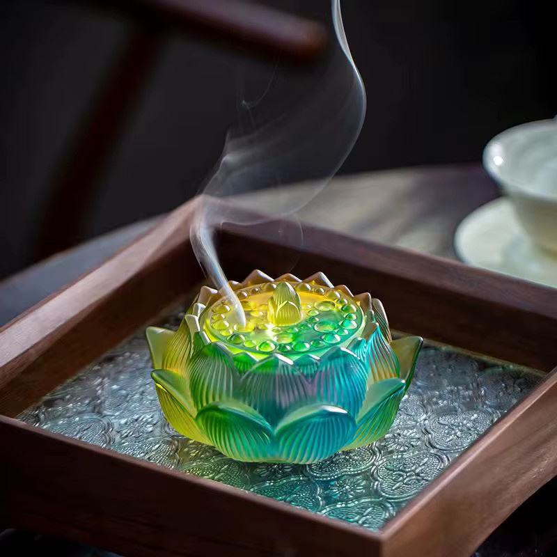 Weißes Kunstglas-Räuchergefäß mit Lotus-Design für Kegelräucherwerk und Räucherstäbchen zur Aromatherapie und Meditation - Bild 1