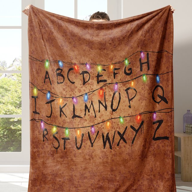 Stranger Things Flanell-Plüschdecke in Braun, weiche und warme Fleece-Decke für dein Sofa - Bild 1