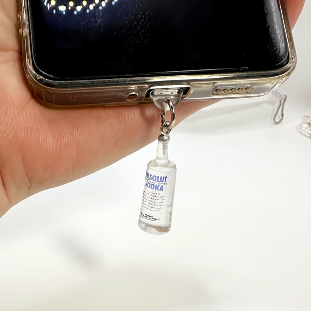 Simulierter Vodka-Flaschen Staubschutz für iPhone 17 und USB-C Ladeanschlüsse, transparent - Bild 1
