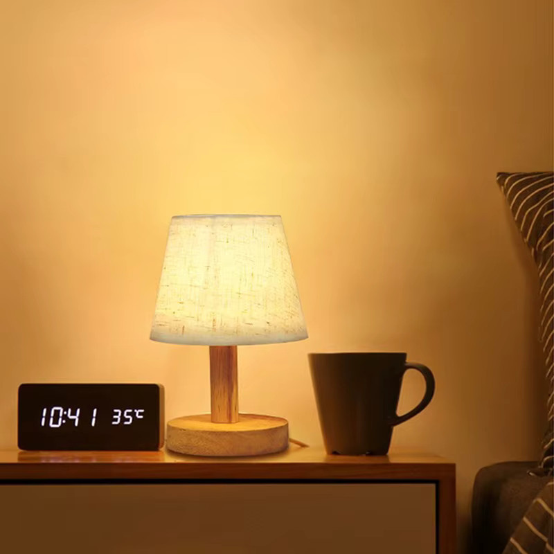 Retro LED Tischlampe mit Leinenlampenschirm und Holzfuß in Beige, USB-betrieben, warmweißes Licht für Wohnzimmer und Schlafzimmer - Bild 2