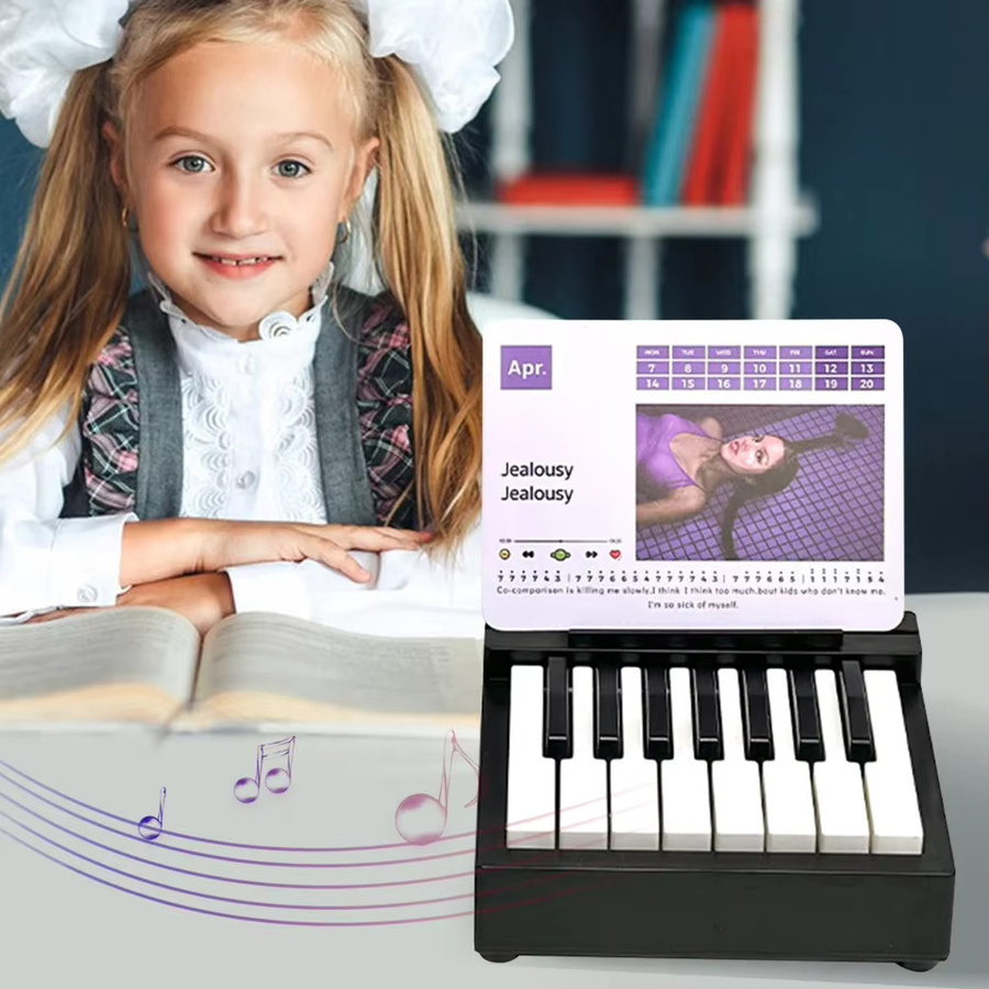 Olivia Klavierkalender 2025 in Weiß als Tischkalender mit Musikblatt-Design für deinen Schreibtisch - Bild 4