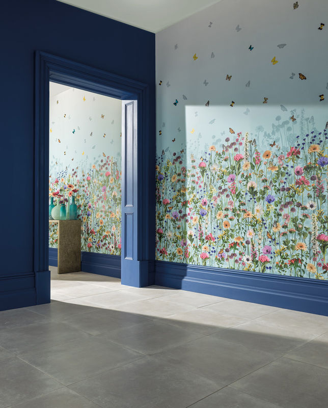 Osborne & Little Matthew Williamson Wallpaper Deya Meadow Marmara Mural in Blau und Multicolour mit floralem und botanischem Design - Bild 2