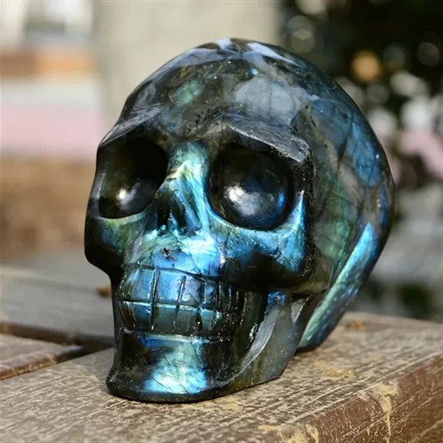 Handgeschnitzter Labradorit-Schädel von CrystalHola in Multicolour als schillerndes Boho-Gothic-Dekor - Bild 1