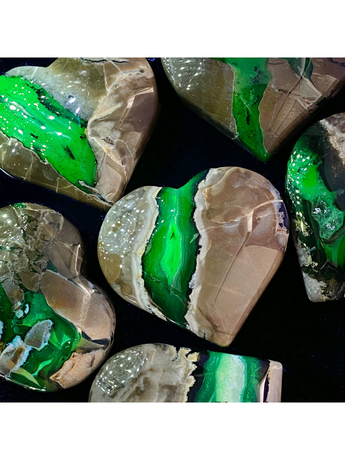 CrystalHola Fluoreszierendes Achat-Herz in Multicolour, UV-reaktiver Naturstein als Dekoration für dein Zuhause - Bild 4