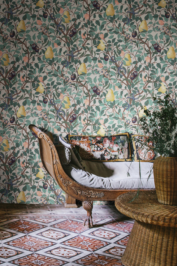 Rebel Walls Tapete Fruit Garden in Multicolour mit botanischem Floral-Design und Vintage-Stil - Bild 1