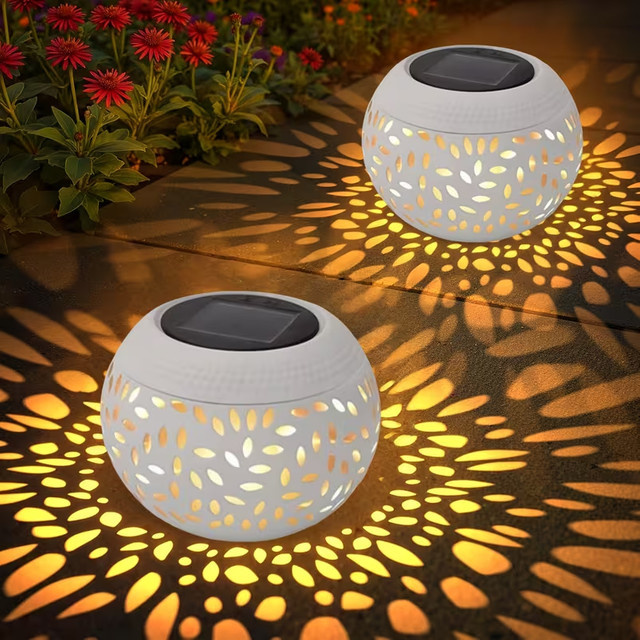 Leclstar Solar-LED-Gartenlaterne aus Metall in Weiß mit warmweißem Licht für Garten und Terrasse - Bild 1