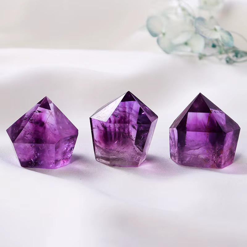Natürlicher Amethyst-Kristall in Lila als Dekorationsobjekt und Heilstein von Sisterstone - Bild 4