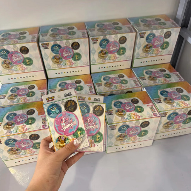 Pokémon Eeveelutions Abzeichen-Sammlung, Metallabzeichen & SV Booster-Packs Sammelkarten, Set / Bundle - Bild 1