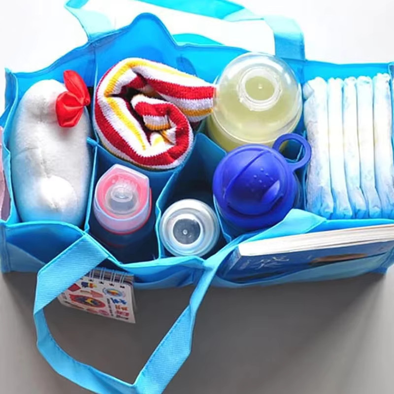Tragbare Wickeltasche in Blau mit großem Fassungsvermögen und separater Flaschenhalterung als praktischer Windel-Organizer und Umhängetasche - Bild 2