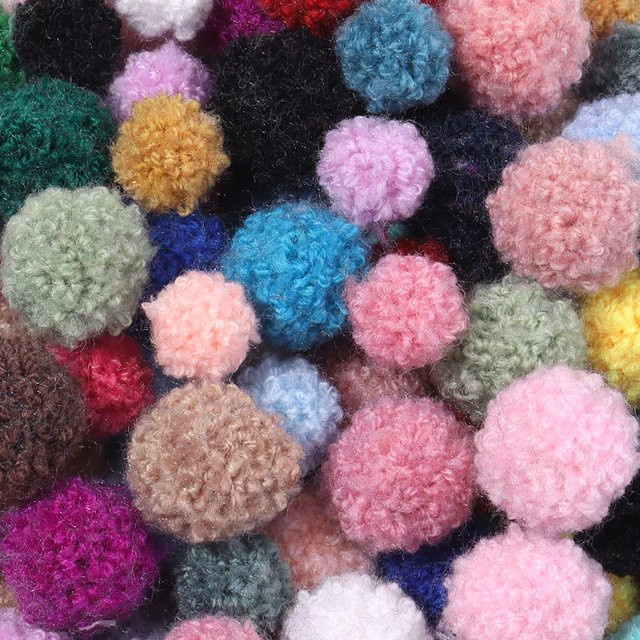 50 Stück bunte Pompom Plüsch Bälle für DIY Dekoration und Bastelzubehör - Bild 1